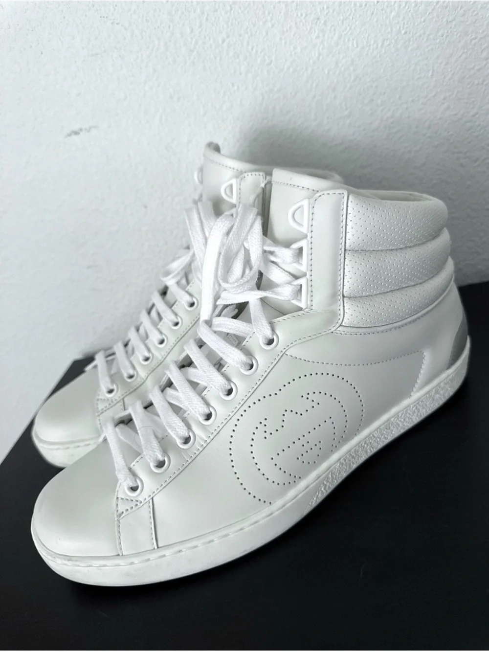EUC Gucci Ace Interlocking G Logo White Leather High Top Sneakers